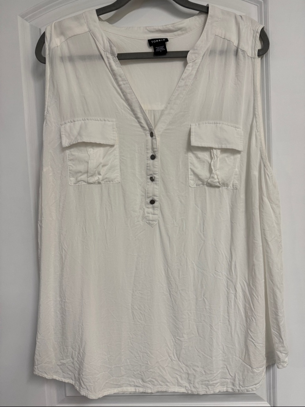⭐️torrid Ivory Sleeveless Button-Front Henley Blouse⭐️3/$25